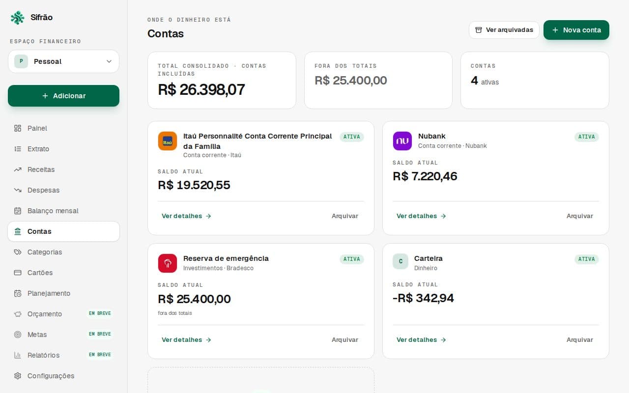 Tela Contas com os totais no topo e um card por conta, com o saldo atual